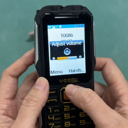 YEEMI Q8 GSM 2G teléfono resistente batería grande linterna Dual 2,4 pulgadas pantalla HD Dual SIM teléfono móvil botón grande teléfono móvil
