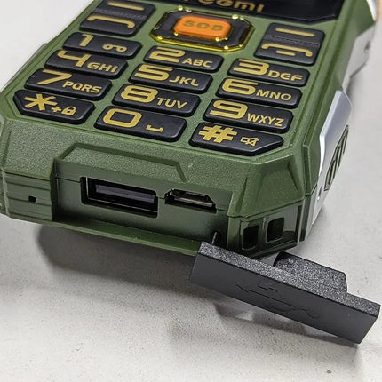 YEEMI Q8 GSM 2G teléfono resistente batería grande linterna Dual 2,4 pulgadas pantalla HD Dual SIM teléfono móvil botón grande teléfono móvil