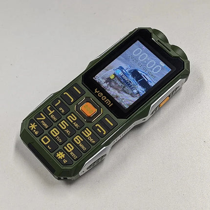 YEEMI Q8 GSM 2G teléfono resistente batería grande linterna Dual 2,4 pulgadas pantalla HD Dual SIM teléfono móvil botón grande teléfono móvil